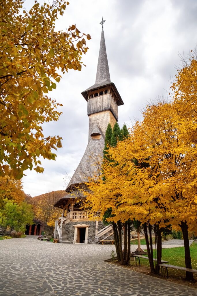 Mănăstirea Bârsana din Maramureș, toamna